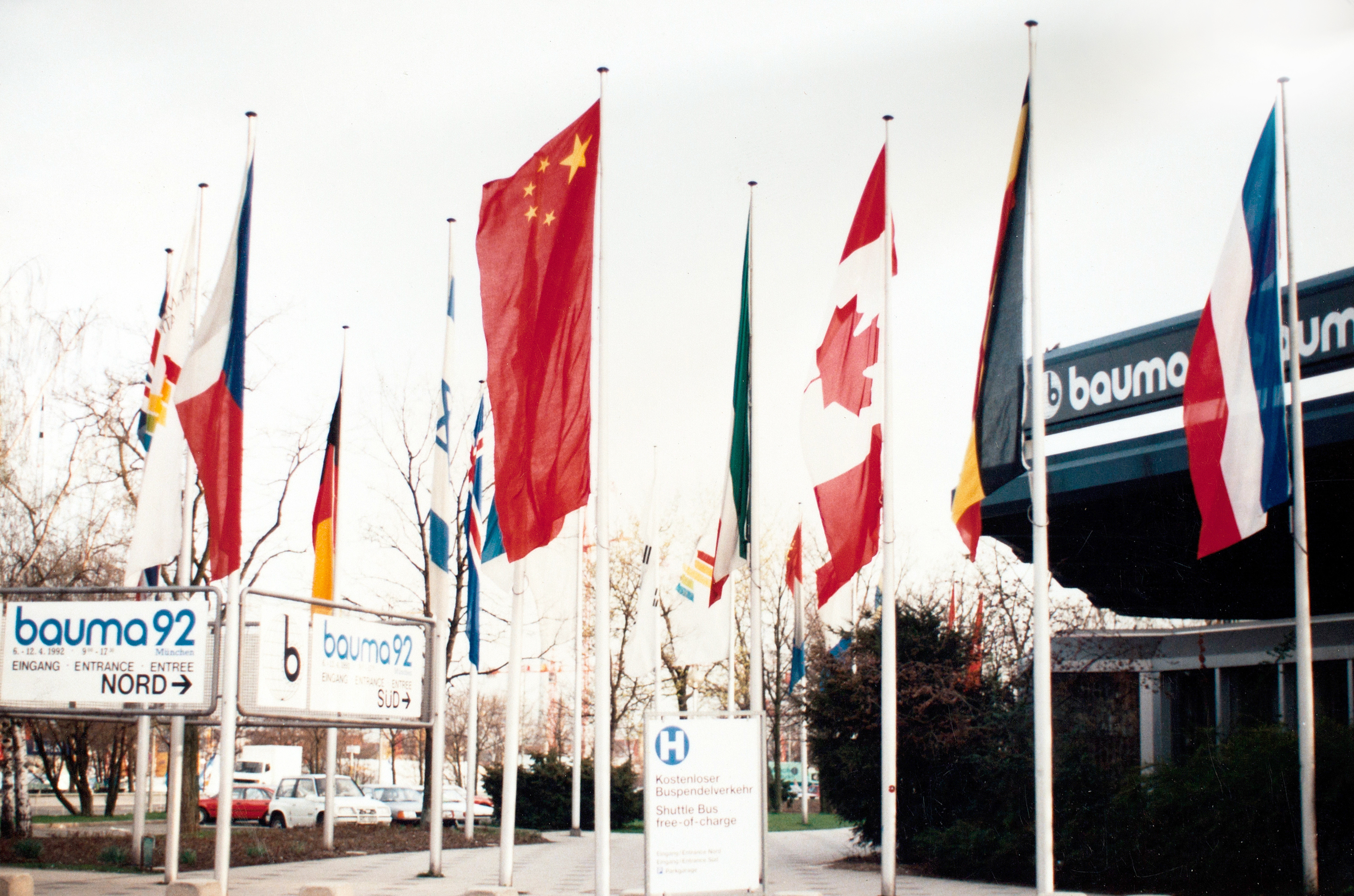 徐工成為行業(yè)首家取得自營出口權(quán)的企業(yè)，正式拉開國際化序幕；是年，徐工代表行業(yè)首次參加德國寶馬展