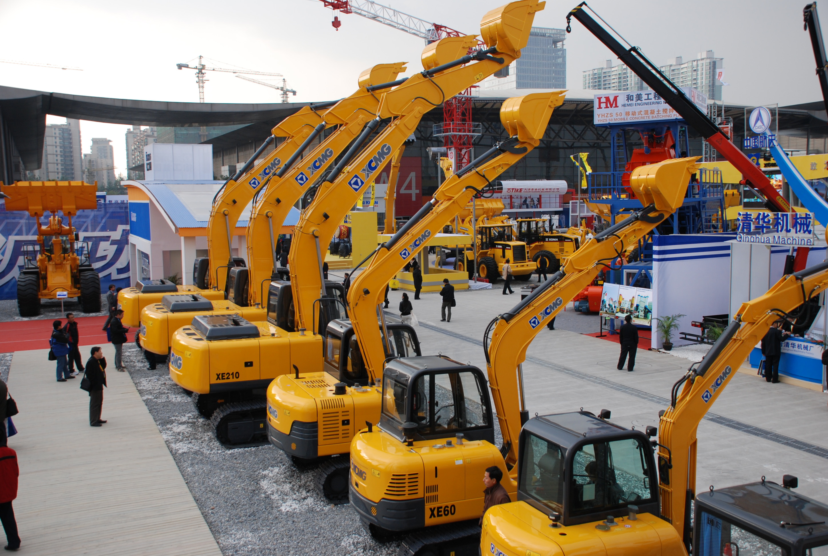 徐工與凱雷投資集團(tuán)發(fā)表聯(lián)合聲明終止合作，獨(dú)立進(jìn)行重組；是年，徐工與卡特彼勒終止合作，獨(dú)資成立徐州徐工挖掘機(jī)械有限公司