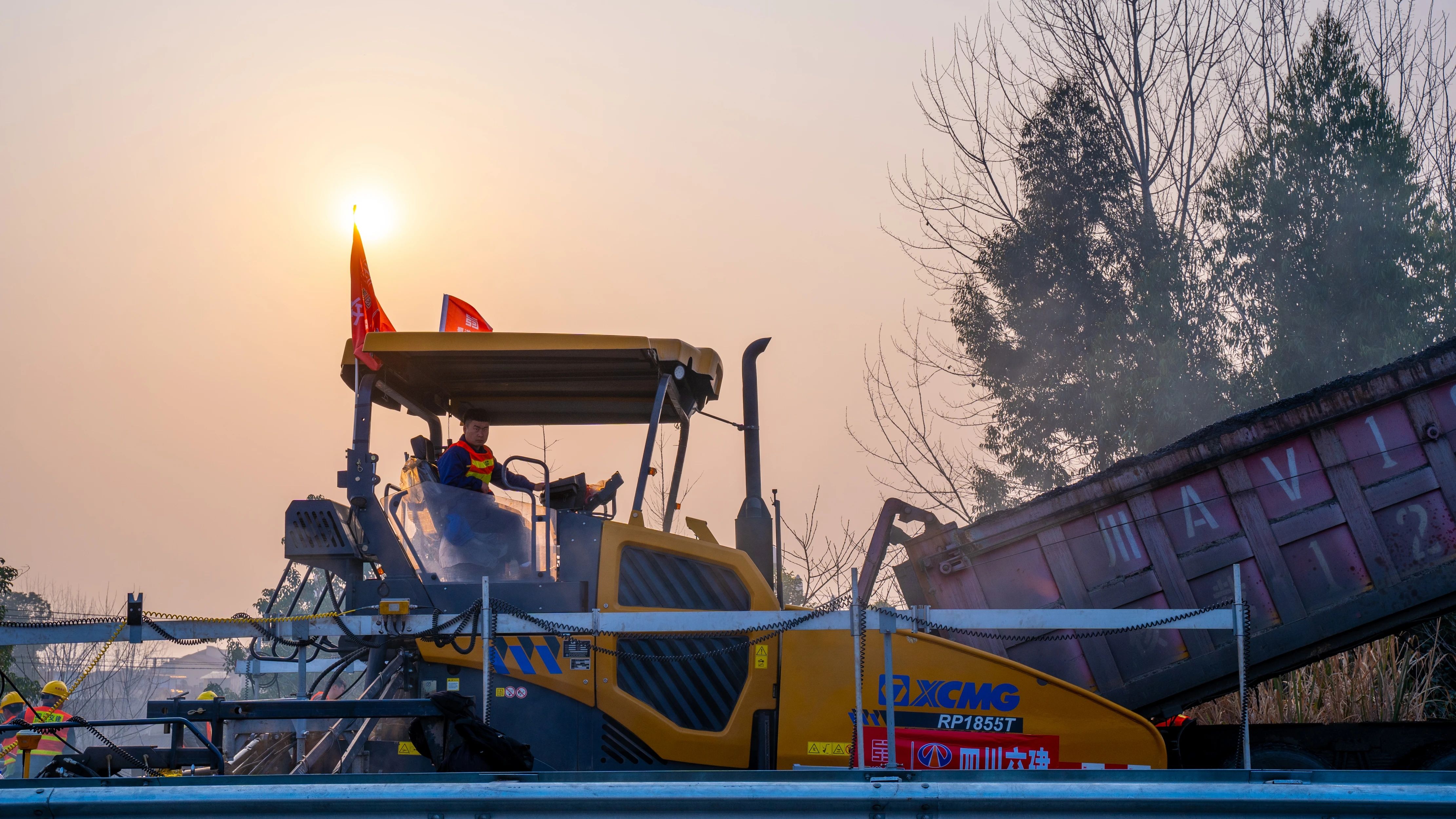 18天！徐工成套瀝青路面裝備助力成綿高速罩面施工！