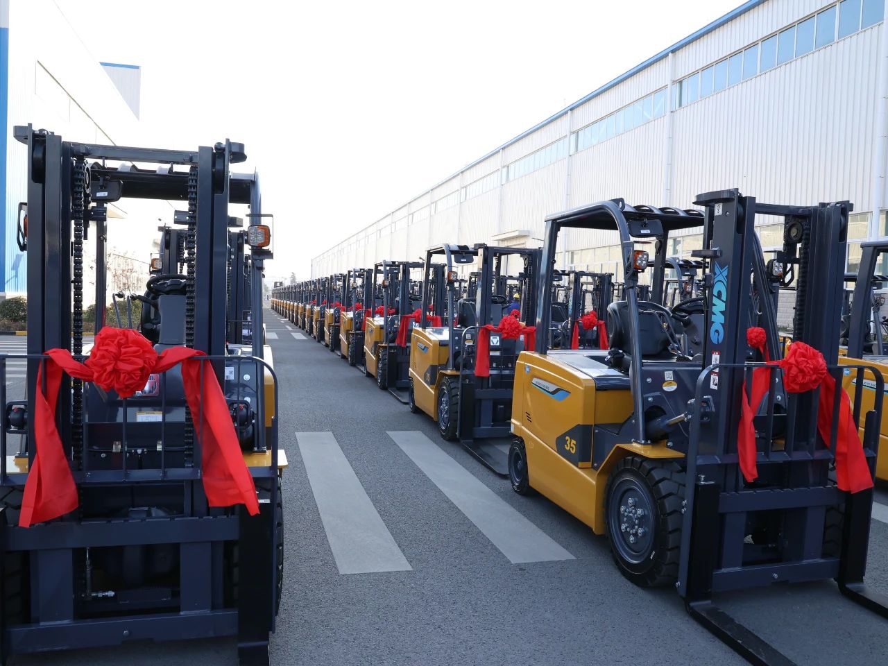 又是百余臺(tái)！徐工“鯤鵬”叉車批量交車