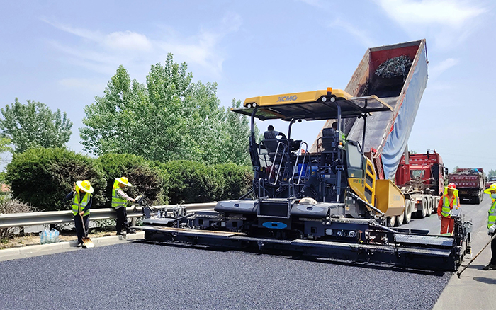 RP905IV攤鋪機(jī)閃耀淮徐高速！