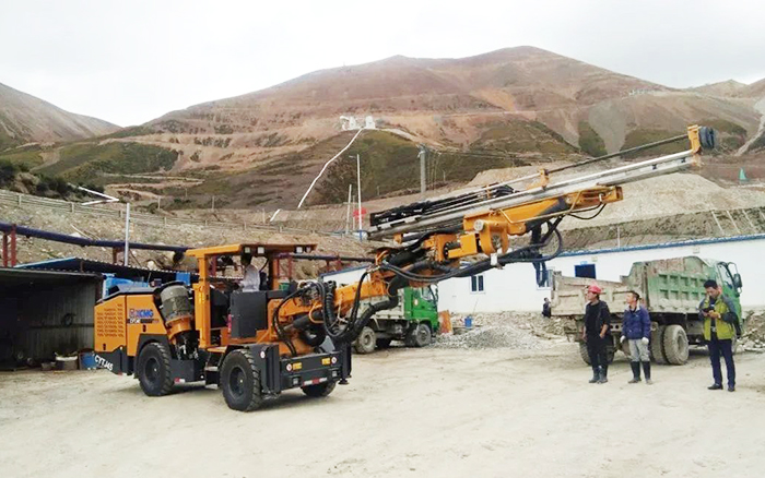鐵礦開采，徐工礦用液壓掘進鉆車先入為主！