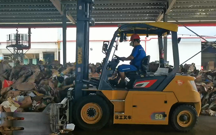 有實(shí)力！徐工孔雀電動(dòng)叉車強(qiáng)勢(shì)入駐造紙行業(yè)