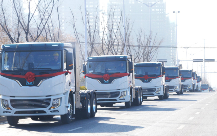 百臺(tái)齊發(fā)，千臺(tái)簽約！徐工新能源牽引車奔赴浙江