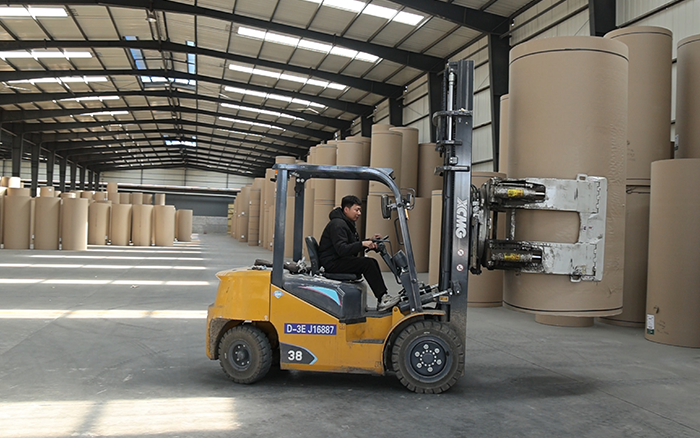 徐工新E叉車，為紙廠搬運(yùn)難題 “精準(zhǔn)破局”