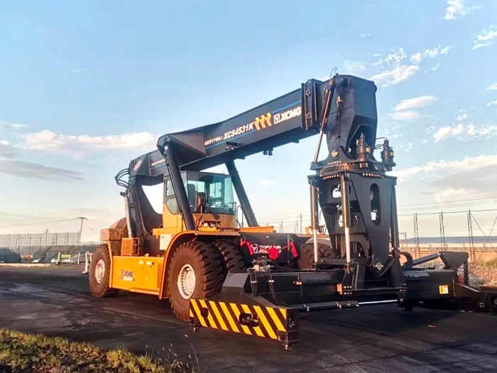 以質(zhì)提速！徐工傾斜吊具正面吊分鐘級(jí)響應(yīng)保障運(yùn)輸安全暢通