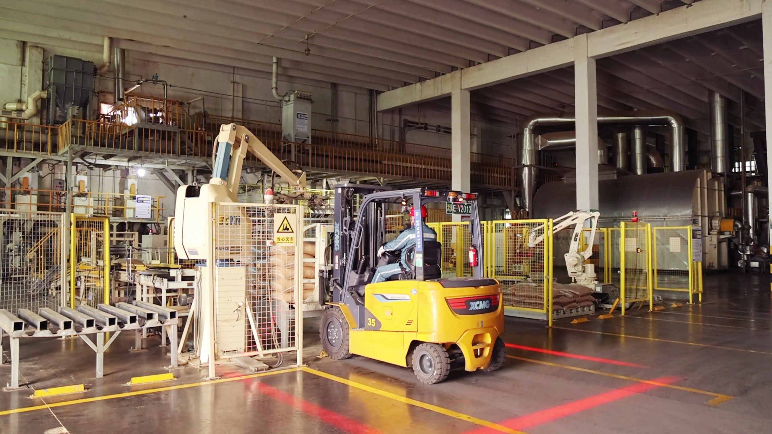 徐工鯤鵬系列新能源叉車，食品廠物料搬運(yùn)新方案