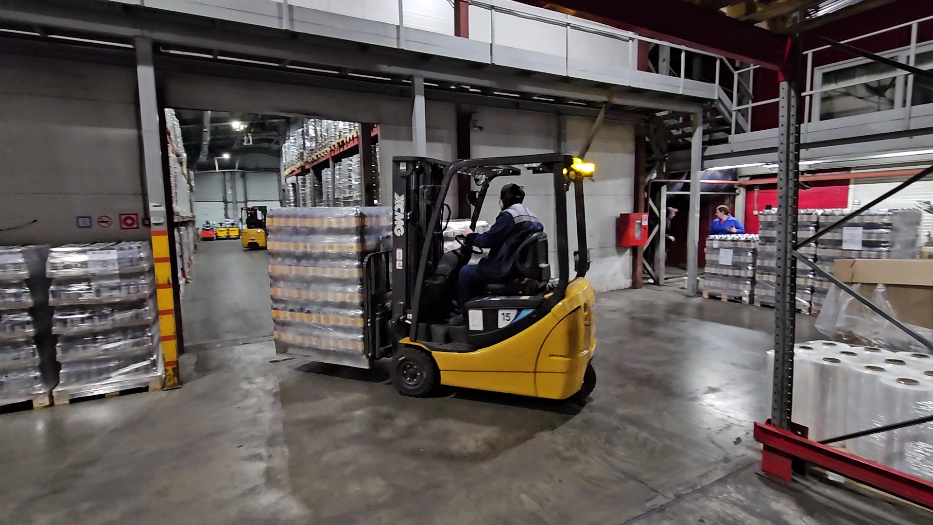 狹小空間搬運(yùn)利器！徐工三支點(diǎn)平衡重叉車