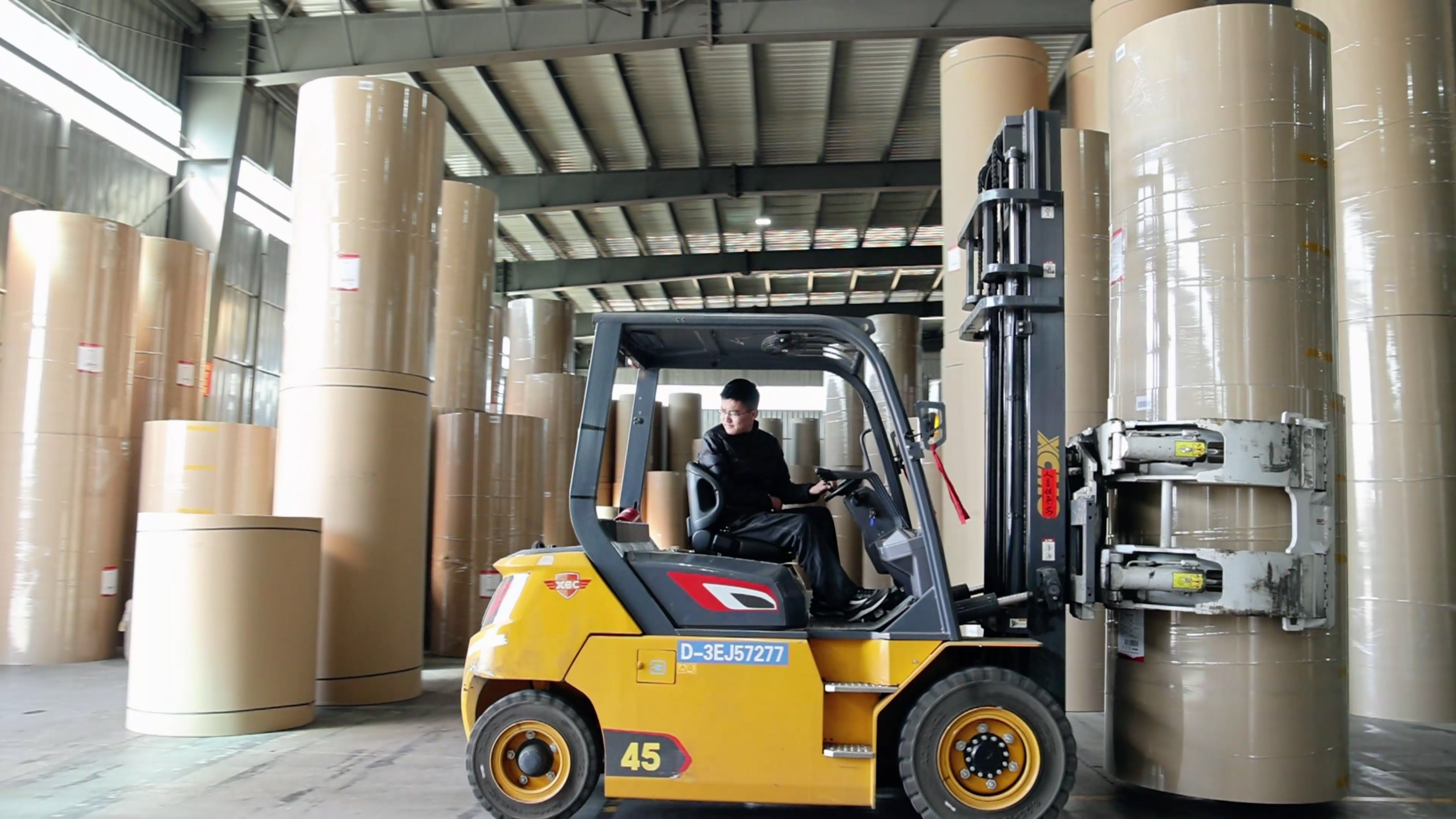 紙卷廠搬運(yùn)利器，徐工孔雀系列高壓重載電動(dòng)叉車