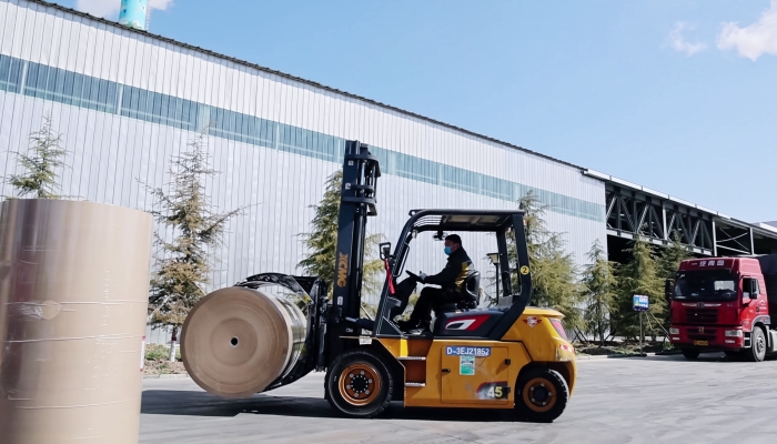 安全穩(wěn)如泰山，高效快人一步！徐工孔雀叉車造紙行業(yè)顯身手