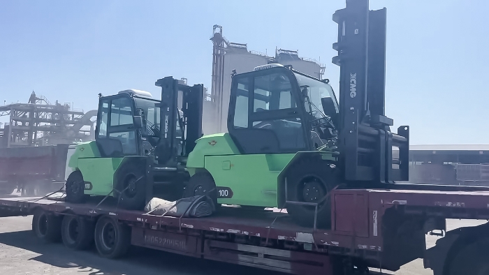 從室內(nèi)到室外，24小時(shí)不停歇！徐工孔雀叉車扎根新疆鋼材廠