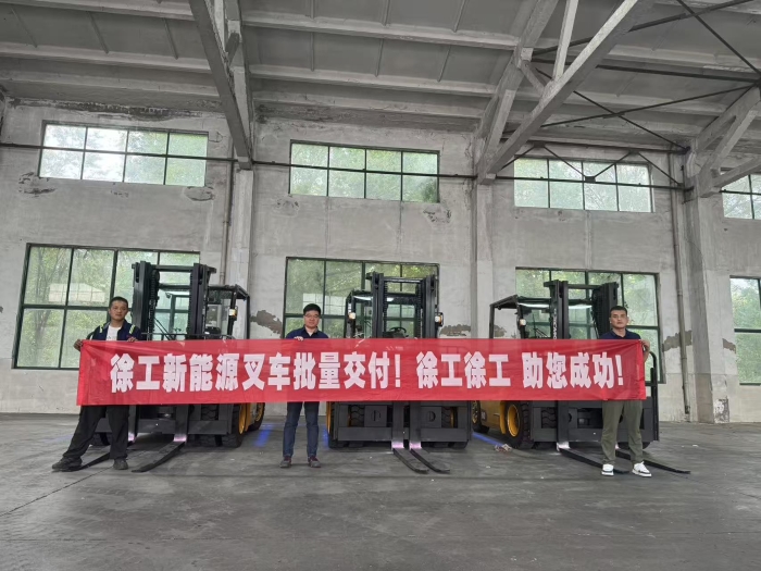 品質(zhì)與服務(wù)共拓市場(chǎng)新局！徐工孔雀叉車賦能冶金行業(yè)