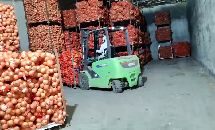 徐工鯤鵬系列新能源叉車，為食品冷庫(kù)工廠注入綠色動(dòng)能