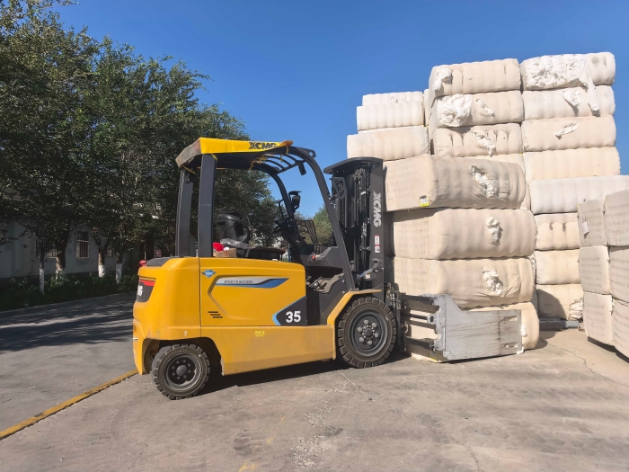 徐工鯤鵬電動(dòng)叉車，賦能西北棉花產(chǎn)業(yè)高效運(yùn)轉(zhuǎn)