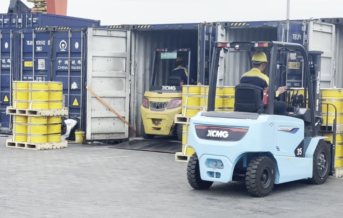 徐工雙系列叉車硬核助力！寧夏鐵路貨運(yùn)站跑出高效運(yùn)輸加速度