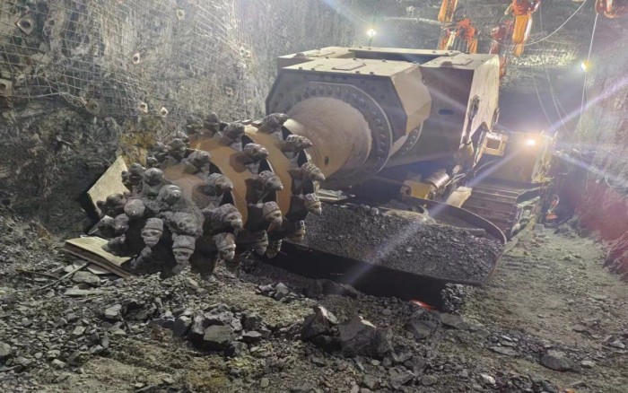 掘進磷礦！徐工XTR7/360掘進機點磷成金