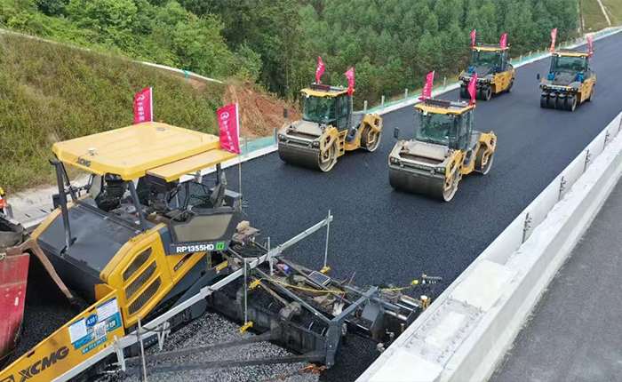 廣西首現(xiàn)無人化攤鋪！蒼容高速智慧施工引關(guān)注