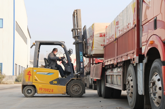 硬核實(shí)力賦能生產(chǎn)！徐工叉車批量進(jìn)駐菏澤板材廠顯身手