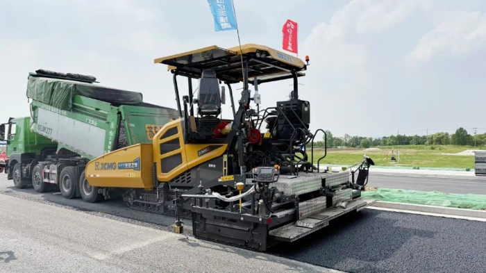 瀝青智造再升級(jí)！無人攤鋪技術(shù)助力常熟昆承路瀝青路面智能建造