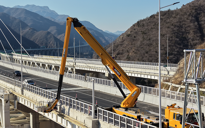 “空中芭蕾”秀實(shí)力！徐工 GKH65 攻堅(jiān)安家莊特大橋