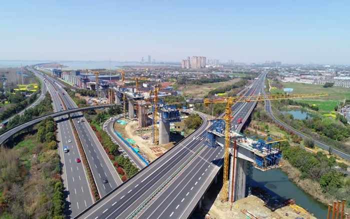 又見群塔 | 徐工塔機(jī)林立長(zhǎng)江沿岸鐵路線