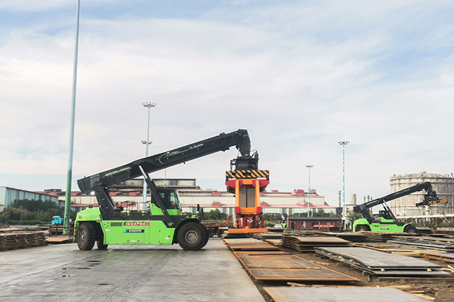 縱橫西北，馭“電”前行！徐工正面吊的綠色征途